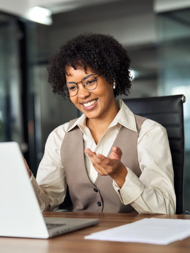 Donna sorridente che lavora al computer